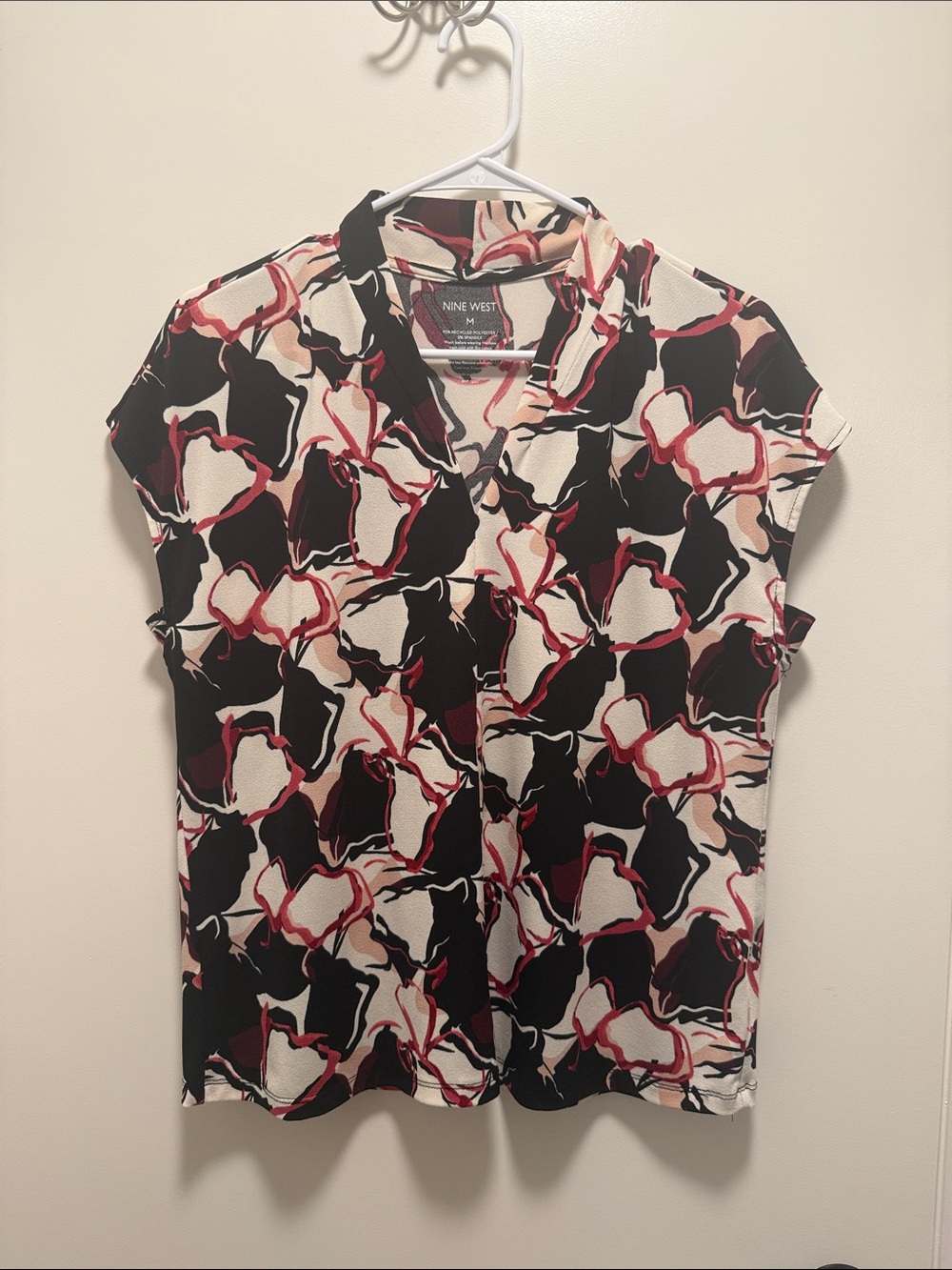 Nine West Black, White & Red Abstract Short Sleeve Shirt
